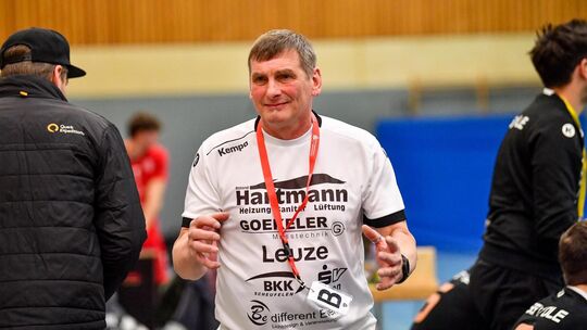 Steht nach drei erfolgreichen Jahren am Samstag zum letzten Mal an der Seitenlinie für die HSG: Volker Pikard. Foto: Markus Brän Steht nach drei erfolgreichen Jahren am Samstag zum letzten Mal an der Seitenlinie für die HSG: Volker Pikard. Foto: Markus Brän