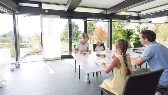 Der Dämmeffekt bei dreifacher Verglasung: Warme Sonnenstrahlen kommen rein, Kälte bleibt draußen. Foto: UNIGLAS