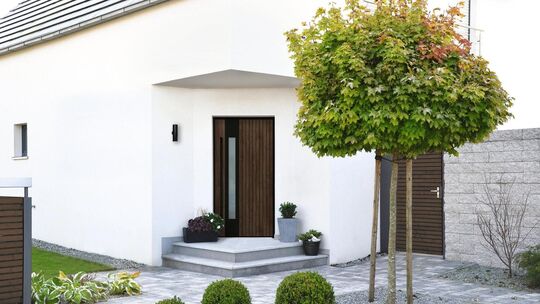 Ein senkrechter Lichtausschnitt lässt Tageslicht in die Wohnung und dient als zentraler Blickfang. Die senkrechte Gestaltung wir