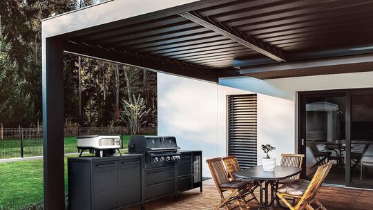 Geselliges Kochen im Freien: Die einzelnen Module lassen sich individuell zu einer komfortablen Outdoorküche kombinieren. Foto: