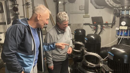 Stadtwerke-Geschäftsführer Martin Zimmert und Bädermanagerin Tina Steinrück inspizieren die neuen Pumpen, die für einen reibungs