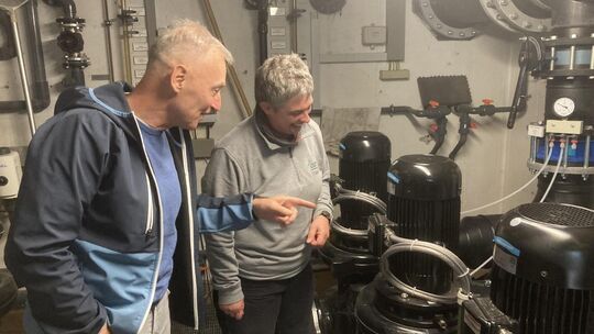 Stadtwerke-Geschäftsführer Martin Zimmert und Bädermanagerin Tina Steinrück inspizieren die neuen Pumpen, die für einen reibungs Stadtwerke-Geschäftsführer Martin Zimmert und Bädermanagerin Tina Steinrück inspizieren die neuen Pumpen, die für einen reibungs