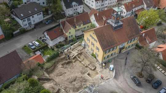 Die Drohnenaufnahme zeigt die Mauerreste: Die Stadtmauer in Verlängerung der Rückwand des Rathauses sowie die Kellermauern, die