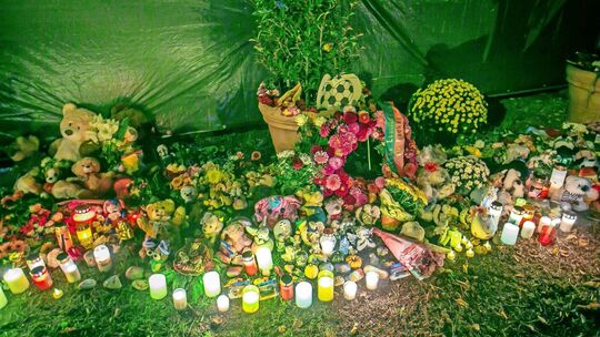 Viele Menschen legten nach dem Tod der Mutter und ihrer beiden Söhne an der Unfallstelle in Esslingen-Weil Blumen, Kerzen und Er