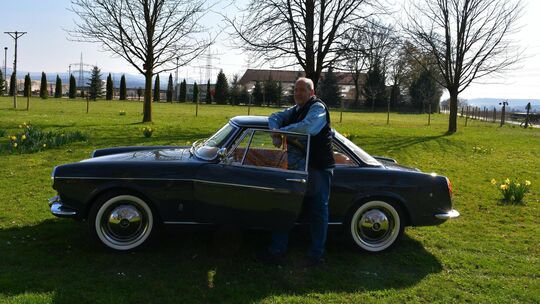 ((Bildtexte)):((oldtimer_cecchetti_cw_1)): Markus Cecchetti mit einem besonderen Exemplar seiner Sammlung: dem Fiat 1600S O.S.C