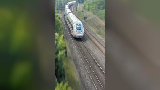 Als MitarbeiterIn im Verkehrsservice bei der Bahn steht für die Kommunikation mit Menschen und das Reisen im Mittelpunkt. Je na Als MitarbeiterIn im Verkehrsservice bei der Bahn steht für die Kommunikation mit Menschen und das Reisen im Mittelpunkt. Je na