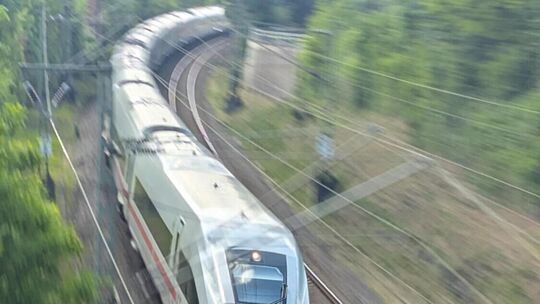 Als MitarbeiterIn im Verkehrsservice bei der Bahn steht für die Kommunikation mit Menschen und das Reisen im Mittelpunkt. Je na