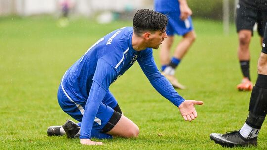 Toni Carfagna und der TSV Jesingen sind noch lange nicht am Boden, der Klassenerhalt ist immer noch möglich. Foto: Markus Brändl
