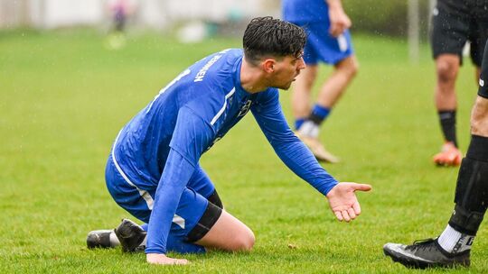 Toni Carfagna und der TSV Jesingen sind noch lange nicht am Boden, der Klassenerhalt ist immer noch möglich. Foto: Markus Brändl Toni Carfagna und der TSV Jesingen sind noch lange nicht am Boden, der Klassenerhalt ist immer noch möglich. Foto: Markus Brändl
