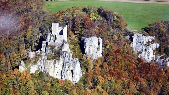 Naturparadies und Kletter-Dorado: Die Ruine Reußenstein oberhalb von Neidlingen ist umgeben von Felsformationen, die einen schüt