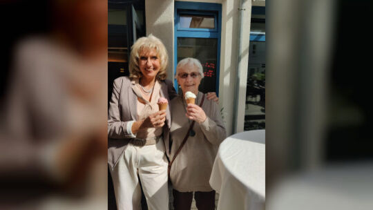 Erinnerung an Zeiten, die jetzt zwangsläufig enden: Dorothee Ostertag-Sigler (links) und Gerda Claus haben haupt- und ehrenamtli