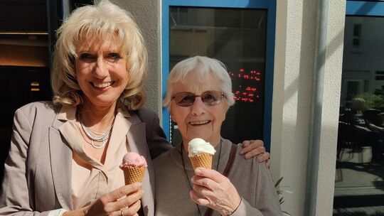 Erinnerung an Zeiten, die jetzt zwangsläufig enden: Dorothee Ostertag-Sigler (links) und Gerda Claus haben haupt- und ehrenamtli