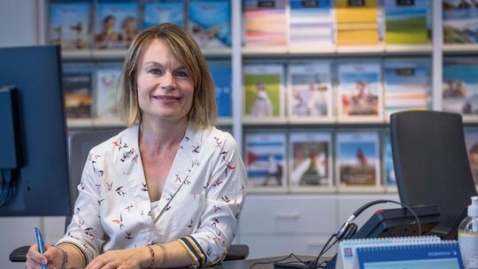 m TUI-Reisebüro in Weilheim erzählt Alexandra Heilmann, welche Urlaubsziele derzeit häufig gebucht werden. Foto: Carsten Riedl