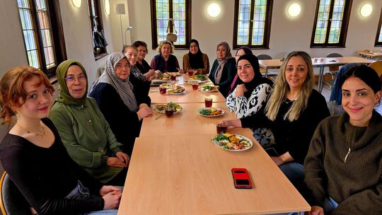 Jeden Mittwoch steht im Mehrgenerationenhaus Linde ein internationales Frauenfrühstück auf dem Programm. Fatma Gerlach (2. von l