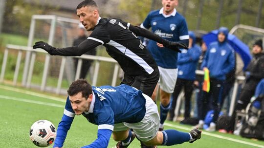 Der FC Kirchheim - hier gegen Neidlingen gastiert bei Kreisliga-A-Primus Neuffen. Foto: Markus Brändli