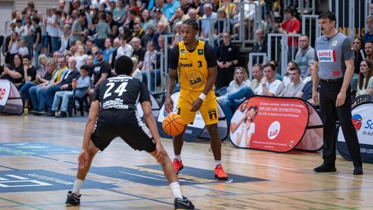 Chuck Harris (rechts) war am Samstagabend noch einer der Lichtblicke in einer insgesamt schwachen Kirchheimer Mannschaft gegen d