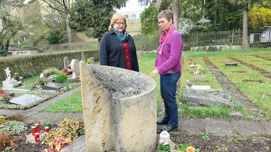 Pfarrerin Irene Palm (links) und Pastoralreferentin Susanne Herzog stehen am Gedenkstein für Sternenkinder auf den Ebershaldenfr