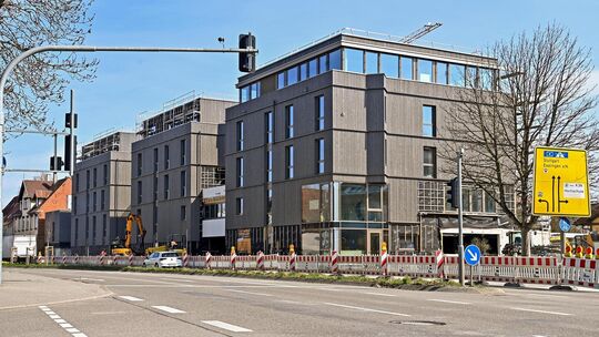 Das Nürtinger Hotel am Neckarufer reiht sich in drei Baukörpern entlang der Bundesstraße auf. Foto: Markus Brändli Das Nürtinger Hotel am Neckarufer reiht sich in drei Baukörpern entlang der Bundesstraße auf. Foto: Markus Brändli