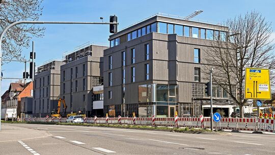 Das Nürtinger Hotel am Neckarufer reiht sich in drei Baukörpern entlang der Bundesstraße auf. Foto: Markus Brändli