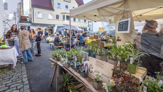 Am ersten Donnerstag im Quartal kann nun im Kirchheimer Innenstadtviertel der Flachs-, Schuh- und Wellingstraße abends bis 21 Uh Am ersten Donnerstag im Quartal kann nun im Kirchheimer Innenstadtviertel der Flachs-, Schuh- und Wellingstraße abends bis 21 Uh