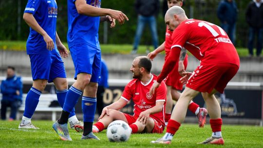 Unsanft gelandet: Der TSV Weilheim kassiert gegen Esslingen vier Tore. Foto: Markus Brändli