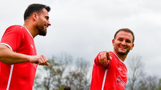 Schau her, schon wieder hat‘s geklingelt: Weilheims „Zweite“ fegt die Bezirksliga-Reserve aus den Jesinger Lehenäckern mit 8:0 v