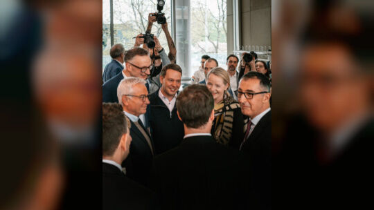 Andreas Schwarz (von links), Oliver Hildenbrand, Thekla Walker und Cem Özdemir im Gespräch mit Thomas Strobl und Manuel Hagel.  