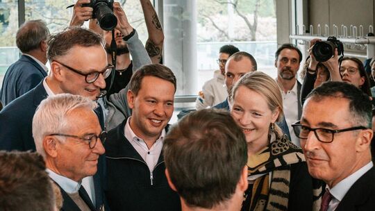 Andreas Schwarz (von links), Oliver Hildenbrand, Thekla Walker und Cem Özdemir im Gespräch mit Thomas Strobl und Manuel Hagel.  