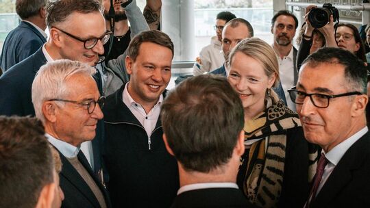 Andreas Schwarz (von links), Oliver Hildenbrand, Thekla Walker und Cem Özdemir im Gespräch mit Thomas Strobl und Manuel Hagel.  