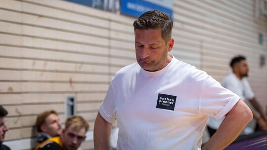 Nachdenklich an der Seitenlinie: Die Mannschaft von Knights-Trainer Igor Perovic gab im Heimspiel gegen Paderborn am Samstag kei Nachdenklich an der Seitenlinie: Die Mannschaft von Knights-Trainer Igor Perovic gab im Heimspiel gegen Paderborn am Samstag kei