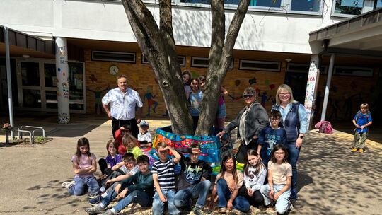 Schon kurz nach ihrer Einweihung umlagert: Mit den Kids freuen sich über die neue Bank Robert Pfnür, Sabine Fleischmann und Ingr