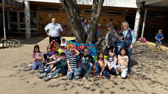 Schon kurz nach ihrer Einweihung umlagert: Mit den Kids freuen sich über die neue Bank Robert Pfnür, Sabine Fleischmann und Ingr