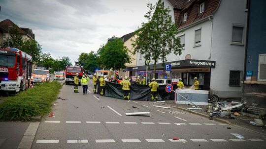 Das Trümmerfeld auf der Bahnhofstraße kurz nach dem Unfall. Foto: Philip Sandrock Das Trümmerfeld auf der Bahnhofstraße kurz nach dem Unfall. Foto: Philip Sandrock