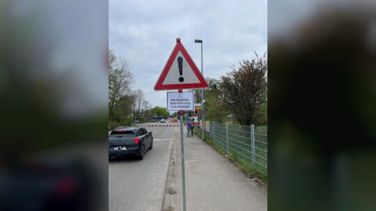 Bei der Baustelle hinter dem Bahnübergang in der Dettinger Straße kommt es regelmäßig zu gefährlichen Situationen. Foto: Antje D Bei der Baustelle hinter dem Bahnübergang in der Dettinger Straße kommt es regelmäßig zu gefährlichen Situationen. Foto: Antje D