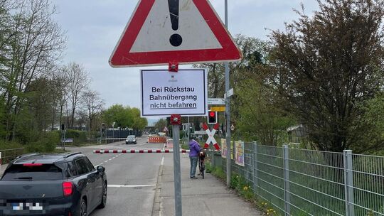 Bei der Baustelle hinter dem Bahnübergang in der Dettinger Straße kommt es regelmäßig zu gefährlichen Situationen. Foto: Antje D