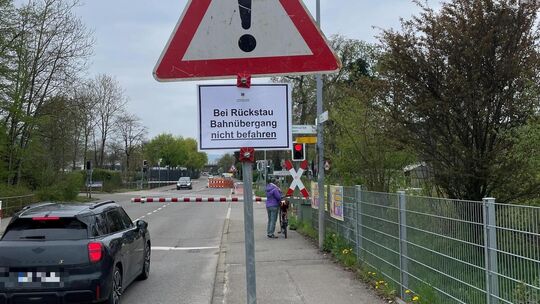 Bei der Baustelle hinter dem Bahnübergang in der Dettinger Straße kommt es regelmäßig zu gefährlichen Situationen. Foto: Antje D