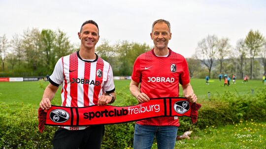 Zwei Badener im Brühl: Raphael Dörfer (links) und Swen Kaufmann kicken in der AH des TSV Holzmaden, wo sie als Fans des SC Freib