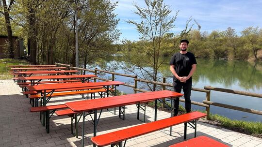 Steve Mayer ist der neuer Wirt von der Fischerhütte Wendlingen. Foto: Kerstin Dannath