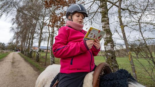 Auf dem Rücken eines Pferdes lässt sich wunderbar lesen. Foto: Ralf Just