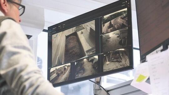 Ein Mitarbeiter überprüft das angelieferte Recycling-Material am Monitor – unterstützt durch ein KI-Programm,
das Körnungen bis