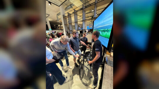 Ben Koch (rechts) erklärte nach dem Gespräch mit Falk Meyer, warum er sich an seinem Bike für welches Teil entschieden hat. Vor