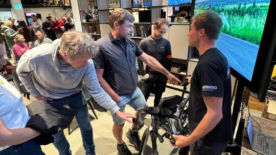 Ben Koch (rechts) erklärte nach dem Gespräch mit Falk Meyer, warum er sich an seinem Bike für welches Teil entschieden hat. Vor