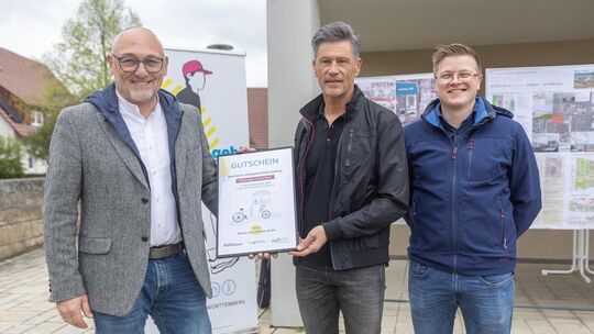 Kirchheims ehemaliger Erster Bürgermeister und AGFK-BW-Vorsitzender Günter Riemer überreichte den Gutschein an Dettingens Bürger