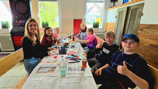 Sina Nietz-Vialis (links) leitet die offene Kinder- und Jugendarbeit, die es in Bissingen seit 2024 gibt.  Foto: Katja Eisenhard