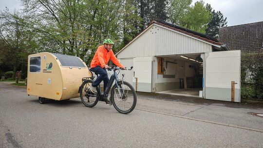 Mit seinem selbstgebauten Mini-Wohnwagen fürs E-Bike ist Jürgen Lutz immer wieder auf längeren Fahrten durchs Land unterwegs. F