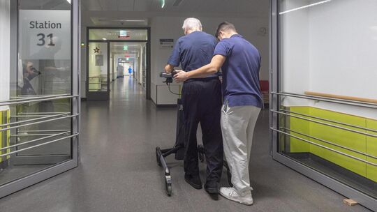 Ohne motivierte Pflegekräfte läuft in Kliniken nichts. Die Reformpläne der Regierung gefährden laut Experten Erfolge bei der Gew