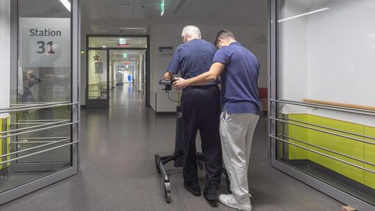 Ohne motivierte Pflegekräfte läuft in Kliniken nichts. Die Reformpläne der Regierung gefährden laut Experten Erfolge bei der Gew