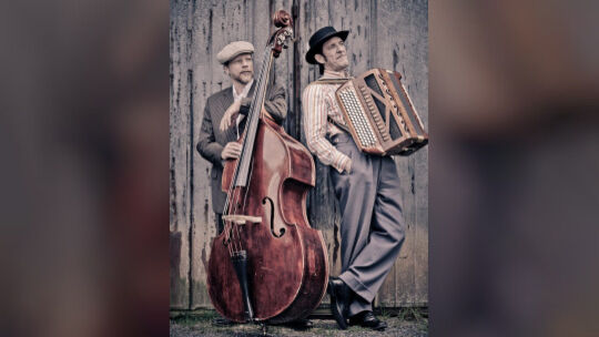 Laurent Leroi am Akkordeon und Michael Herzer am Kontrabass bringen im Club Bastion in Kirchheim den Zuhörerinnen und Zuhörern a