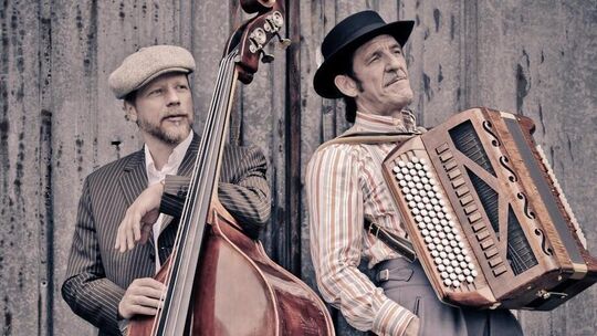 Laurent Leroi am Akkordeon und Michael Herzer am Kontrabass bringen im Club Bastion in Kirchheim den Zuhörerinnen und Zuhörern a