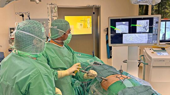 Chefarzt Thomas Kaminski und Oberarzt Qendrim Pllana bei der weltweit ersten Operation dieser Art. Foto: Medius Kliniken